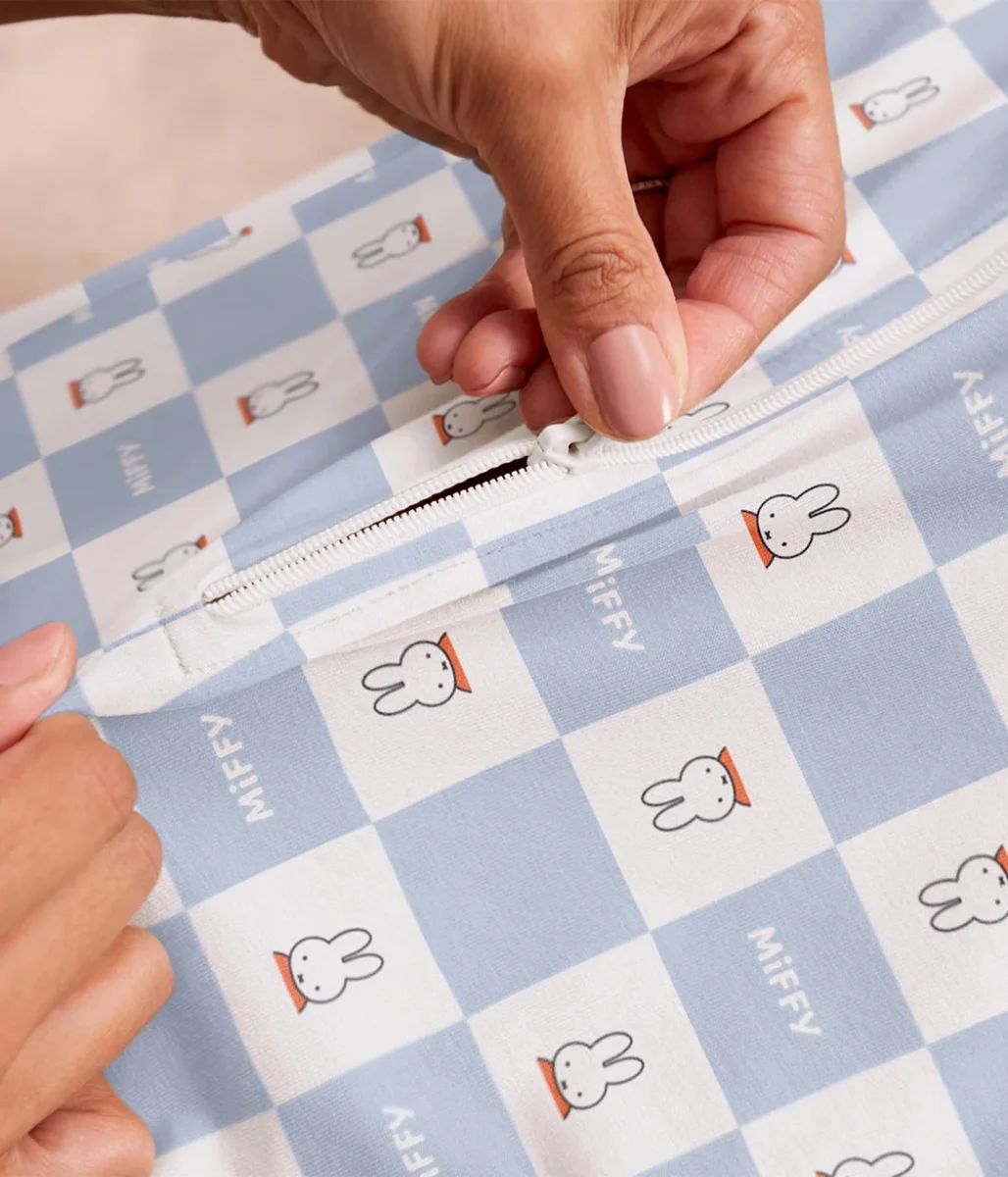 Swaddle Up™ 2 en 1 Saco de Transición 1.0 TOG de Algodón Azul Miffy con Estampado de Cuadros - Imagen 8