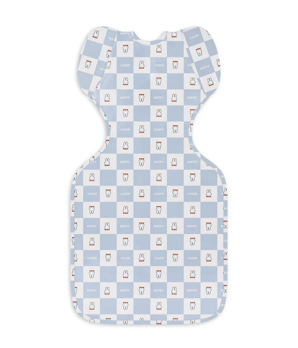Swaddle Up™ 2 en 1 Saco de Transición 1.0 TOG de Algodón Azul Miffy con Estampado de Cuadros - Imagen 4