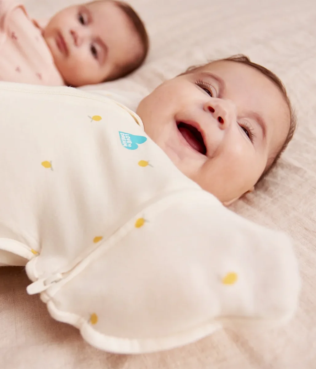 Swaddle Up™ Saco de dormir de transición 1.0 TOG Viscosa de bambú Crema Limones - Imagen 7