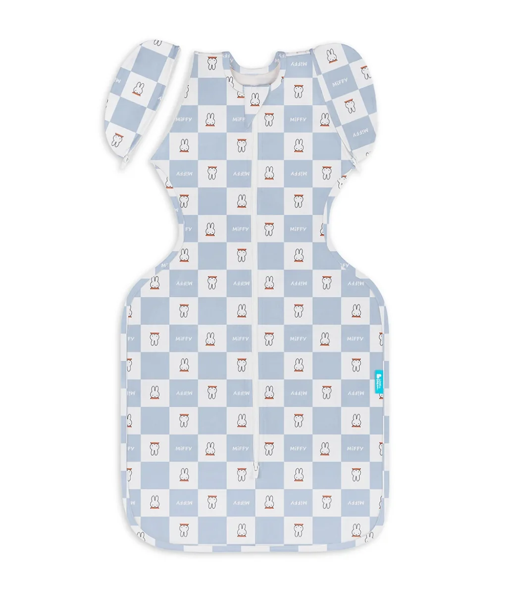 Swaddle Up™ 2 en 1 Saco de Transición 1.0 TOG de Algodón Azul Miffy con Estampado de Cuadros - Imagen 3