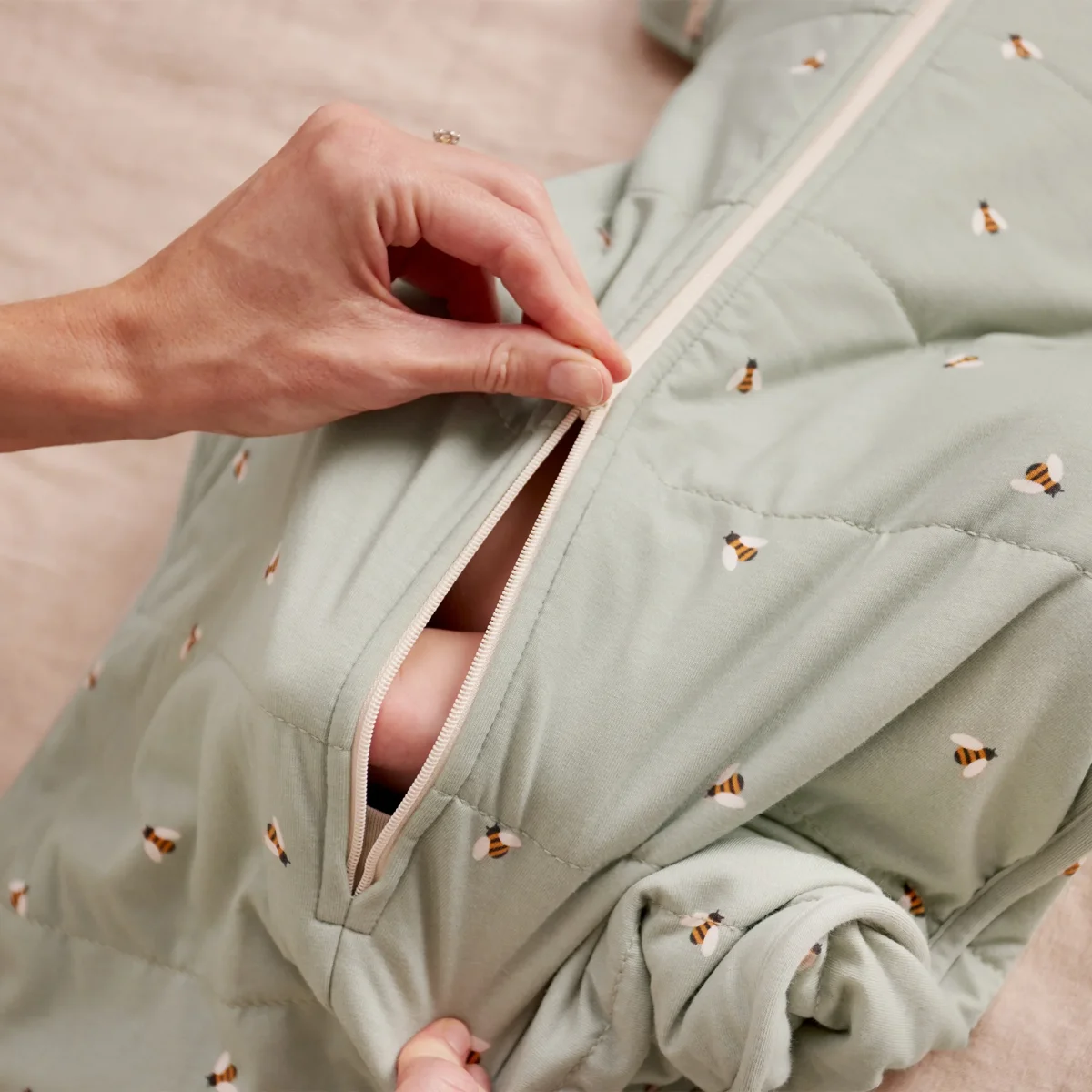 Saco de Transición Swaddle Up™ 2.5 TOG Algodón Olive Bees - Imagen 7