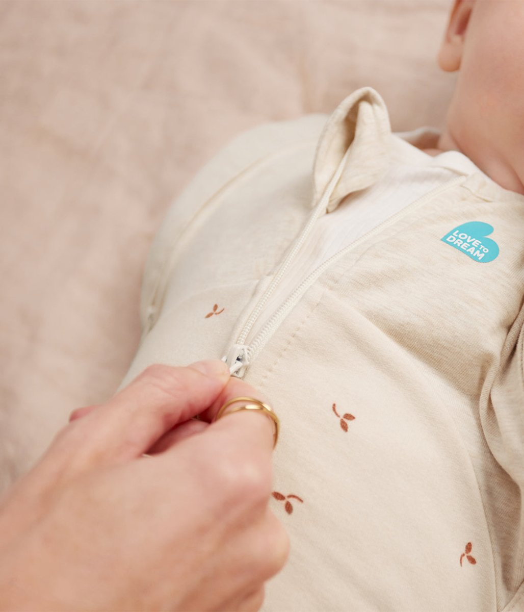 Saco de transición Swaddle Up™ 1.5 TOG Algodón Avena Ramitas - Imagen 6