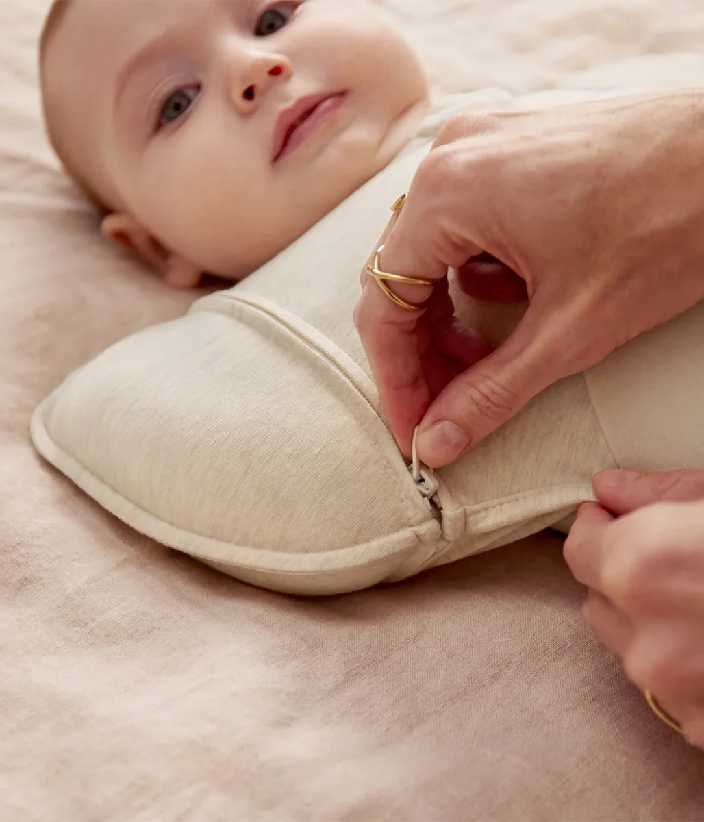 Saco de transición Swaddle Up™ 1.5 TOG Algodón Avena Ramitas - Imagen 7