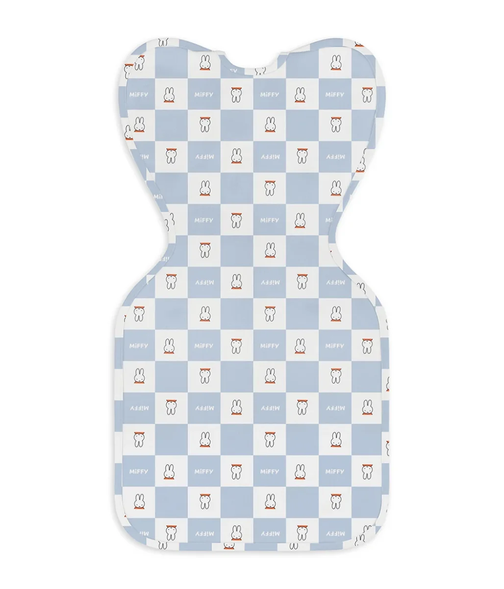 Swaddle Up™ Swaddle 1.0 TOG de Algodón Azul Miffy con Estampado de Cuadros - Imagen 4