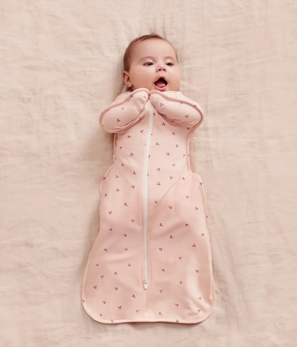 Swaddle Up™ Saco de arrullo 1.0 TOG Viscosa de bambú Rosa suave Cerezas - Imagen 2