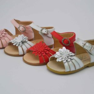 Sandalia flor talón cerrado