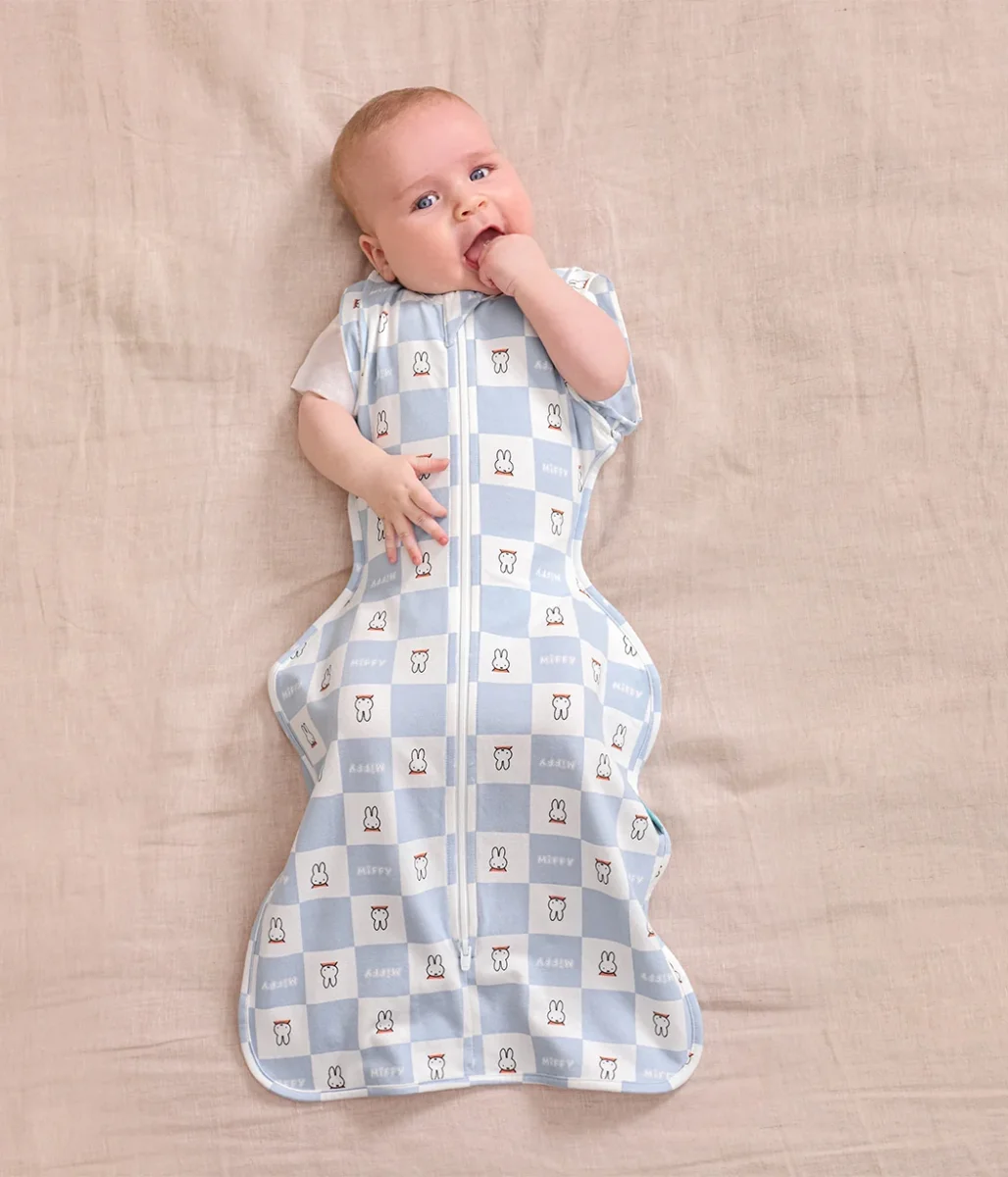 Swaddle Up™ 2 en 1 Saco de Transición 1.0 TOG de Algodón Azul Miffy con Estampado de Cuadros - Imagen 2