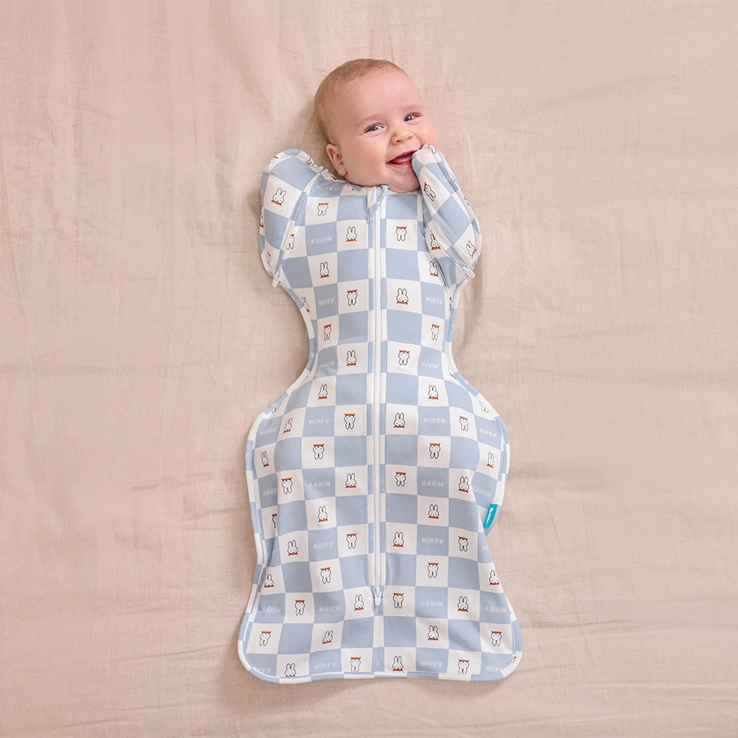 Swaddle Up™ 2 en 1 Saco de Transición 1.0 TOG de Algodón Azul Miffy con Estampado de Cuadros - Imagen 6